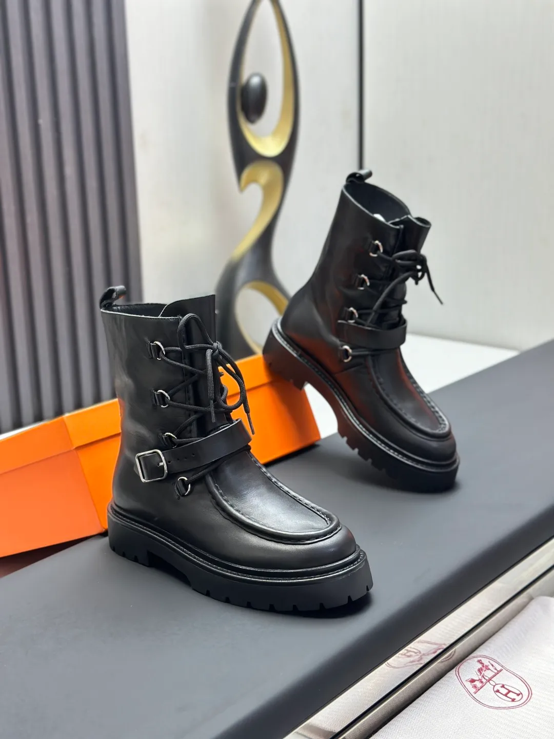 👟👟Ex-factory price 820👟👟 Hermes Martin boots fe new arrival~ Autumn and winter new Bouncing Martin boots casual shoes, the most comfortable shoes from Hermès, no one else⃣️, very light on the feet and good-looking, you will not feel tired when you go shopping and running around👍 The cowhide stitching feels good, very beautiful and versatile, very light and comfortable Hermès GD9321 is perfect for both sports and leisure. It feels great when you step on it! ✔️Fabric: Imported cowhide ✔️Inner lining: Imported silk sheepskin for lining insoles ✔️Outsole: Seamless combination of IP+TPU (multi-color letters) German technology irradiation machine ✔️Size: #35-40 code 🎁Top quality, simultaneous full set of packaging